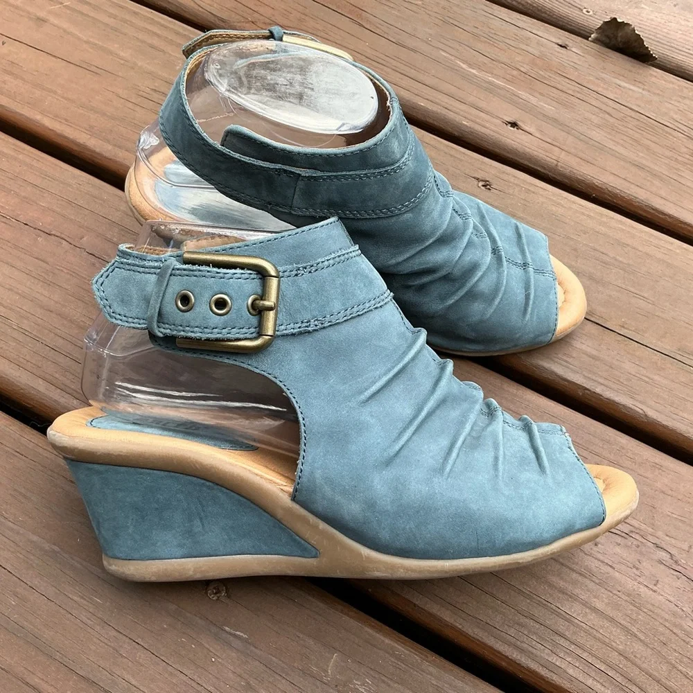 Stylish EARTH leather sandals💙💙 - Picture 10 of 13